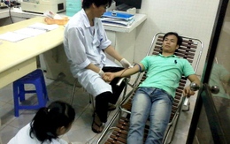 Thanh niên tình nguyện hiến máu cứu nạn nhân vụ TNGT tại Hải Hà