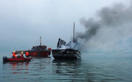 Tàu du lịch cháy dữ dội trên Vịnh Hạ Long