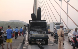 Xe tải bốc cháy giữa cầu Bãi Cháy
