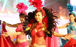 Chân dài "thiêu cháy" mắt du khách tại Carnaval Hạ Long