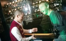 Nick Vujicic đánh đàn bầu trên Vịnh Hạ Long