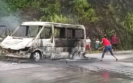 Quảng Ninh: Xe khách 16 chỗ bốc cháy, hành khách thoát nạn