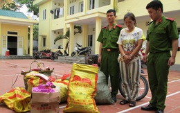 Một phụ nữ vận chuyển trái phép gần 200kg pháo nổ bằng mô tô