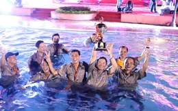 Chết cười với kiểu ăn mừng có một không hai trao giải đua xe địa hình