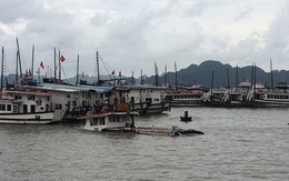 Hạ Long: Dông nhấn chìm tàu du lịch neo đậu trong bến 