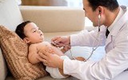 Để trẻ không̉ bị ốm vì sương và mưa ẩm