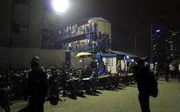 Sập giàn giáo, phong tỏa thông tin