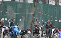 Xe ôm điêu đứng vì giá xăng tăng