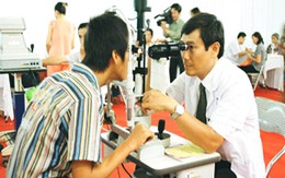 Mù mắt vì tự nhỏ thuốc