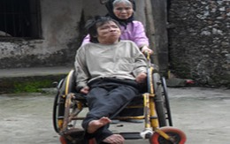 Nhói lòng con dị tật nhường đồ ăn cho mẹ