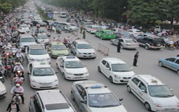 Hà Nội: 40 hãng taxi ”tát nước theo mưa”