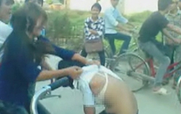 Lột áo làm nhục bạn trước cổng trường