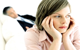 "Đi lại" nhiều có "ngất" trên bụng vợ?