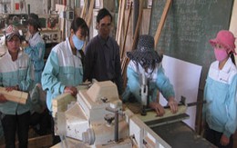 Mất việc tăng cao, còn việc lương thấp