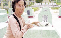 Cô Bảy Nhỏ đi bán vé số góp tiền xây nghĩa trang