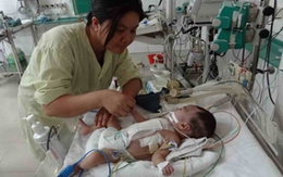 Điều trị 2 cháu bé chuyển từ TPHCM ra BV Nhi TƯ bằng máy bay: Nhiều tín hiệu khả quan