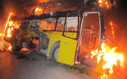 Xe khách bốc cháy, 40 hành khách thoát chết