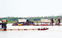 Tàu lạ “lập trại” trên sông Hồng