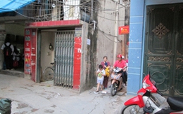 Học sinh “chui” ngõ tới trường