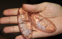 Nhan nhản nịt ngực có “chất lạ”