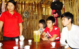 Hố vàng “dọa nuốt” học sinh