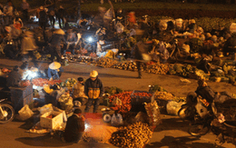 Chợ đầu mối xoay sang... bán lẻ!