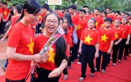 Thầy trò trường Lương Thế Vinh mặc áo có hình quốc kỳ khai giảng năm học mới