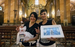 Tổng thống Argentina thành mẹ đỡ đầu đứa con của cặp đôi đồng tính