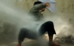 Cười vỡ bụng với cách chống tiểu bậy ngoài đường