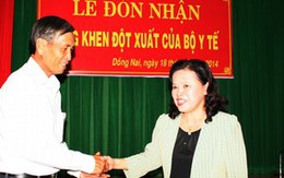 Các thầy thuốc cứu sống bé trai bị xe bồn cán ngang bụng được khen thưởng