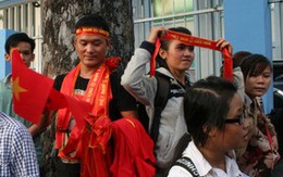 Khán giả nồng nhiệt cổ vũ Tuyển nữ Việt Nam