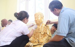 Cận cảnh việc dát vàng ba pho tượng Tam Thế Phật 