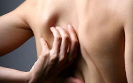 Phát ngượng vì phải "gảy đàn" giữa đông người 
