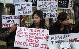 Một người phụ nữ bị hiếp dâm tập thể trước mặt chồng