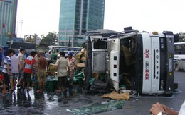 Xe tải chở đầu đổ lật, dân tranh nhau "hôi" dầu