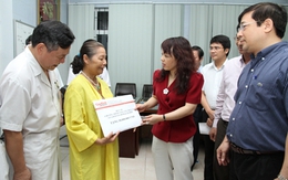 Bộ trưởng Bộ Y tế tặng quà nhân ái đến bệnh nhi tim bẩm sinh, nhiễm HIV