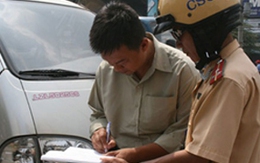 Cảnh sát không được dừng xe xử lý việc sang tên đổi chủ
