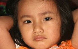 Nỗi đau cháu bé có “hậu môn” trên bụng 