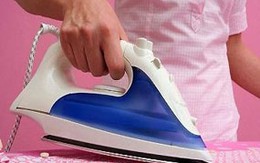 Không cho chất thơm vào bầu nước bàn là