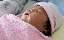 Bé sơ sinh 6 kg rời phòng chăm sóc đặc biệt
