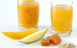 Không dùng thìa kim loại khuấy nước trái cây tươi 