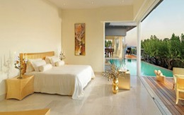 Độc đáo với phòng ngủ sát bể bơi