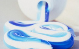 Tẩy vết ố vàng trên áo bằng kem đánh răng