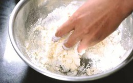 Mẹo xử lý bột mì khi làm bánh