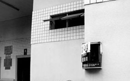 Bị hãm hiếp gần 2 giờ trong WC công cộng 