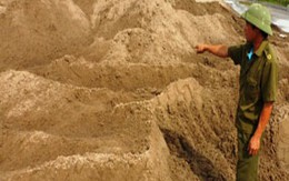 Thiếu nữ bị lột trần vùi trong đống cát