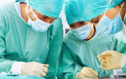 Bác sĩ bị tố xem phim khiêu dâm khi phẫu thuật