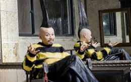 Chàng trai có chỏm tóc cao hơn 1 mét