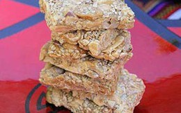 Tự làm kẹo lạc ngon hơn ngoài hàng