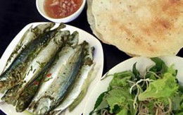 Dân dã cá nục hấp cuốn bánh tráng
